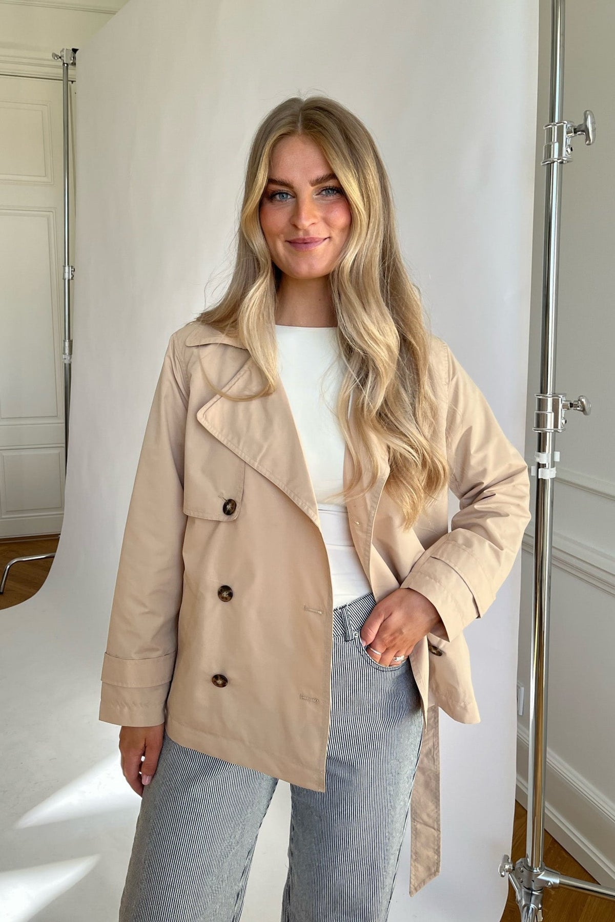 Women's Short Trench Coat with Double-Breasted Notch Lapel
